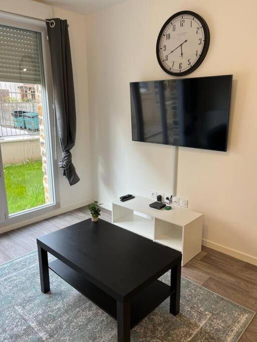 Appartement F2 de haut standing en hypercentre avec jardin privé à 270 m de la Gare de MANTES ! Mantes-la-Ville Exterior foto