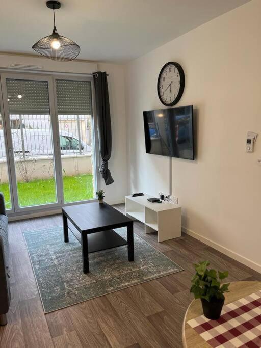 Appartement F2 de haut standing en hypercentre avec jardin privé à 270 m de la Gare de MANTES ! Mantes-la-Ville Exterior foto